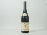 une bouteille de vin posée sur une table