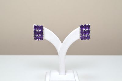 Une paire de boucles d'oreilles en argent forme rectangle, s…