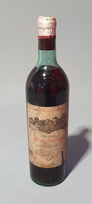 une bouteille de vin posée sur une table