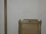 une photo d'une chambre à coucher avec un lit et une commode