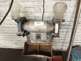 une machine posée contre un mur de briques