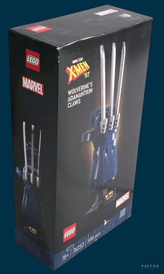 une boîte contenant une figurine Lego représentant un homme tenant deux couteaux
