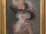 portrait d'une dame vêtue d'un manteau rose et d'un chapeau orné d'une plume rose