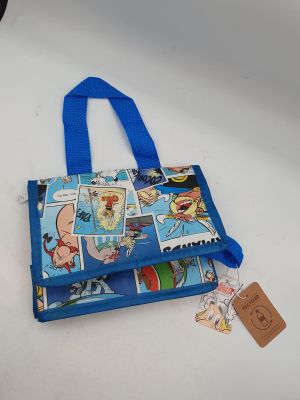 un sac bleu orné de bandes dessinées, posé sur une table