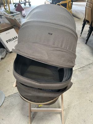 une poussette posée sur un support dans une pièce