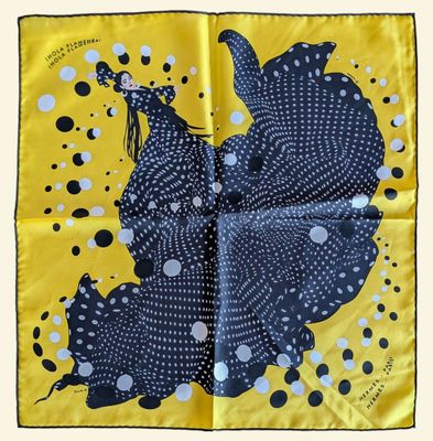 une écharpe carrée jaune et noire à pois