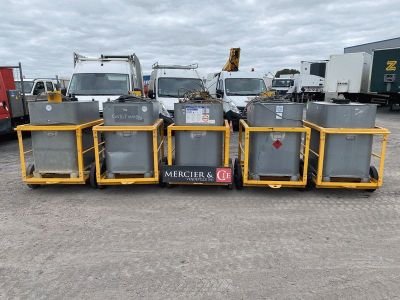 beaucoup de camions garés sur le parking