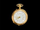 une vieille montre de poche en or avec des chiffres romains sur le cadran