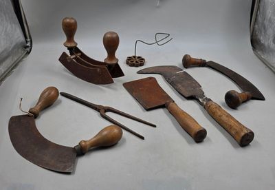 un grand nombre d'outils posés sur une table