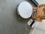 un robot posé par terre à côté d'une chaise