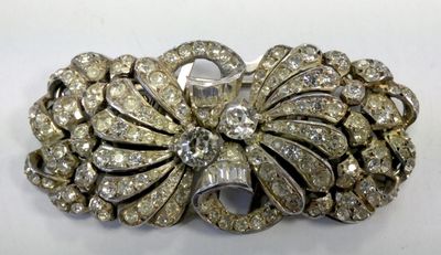 an image of a brooch with a lot of diamonds on it
