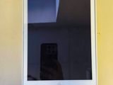 une image montrant une personne en train de prendre une photo d'un iPad