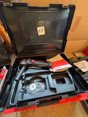 une boîte à outils contenant des outils, posée sur le sol