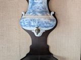 un vase bleu et blanc posé sur une étagère fixée au mur