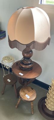 une lampe posée sur une table dans une pièce