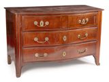 une commode en bois avec des ferrures en laiton sur les tiroirs