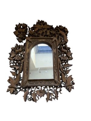 un miroir accroché au mur