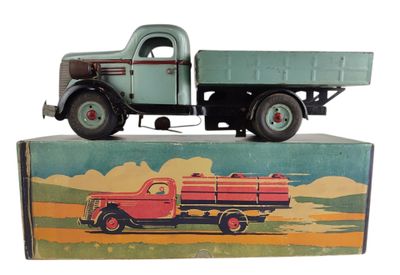 un camion jouet posé sur une boîte