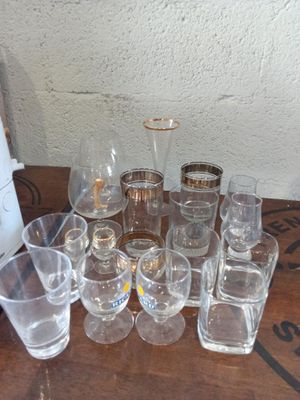 plusieurs verres et un mixeur sur la table