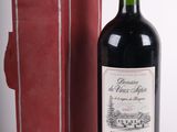 une bouteille de vin posée à côté d'une boîte rouge