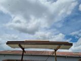 Des nuages flottent dans le ciel au-dessus d'un bâtiment doté d'un toit
