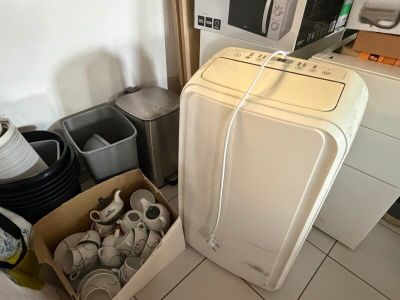 une photo d'un lave-linge et d'un sèche-linge dans une cuisine