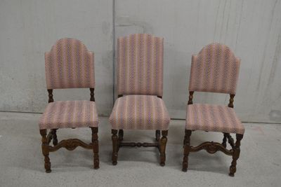 Trois chaises dont une paire de style Louis XIII, garniture …