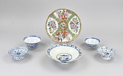 un ensemble de plats et de bols bleus et blancs