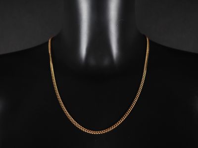 un collier à chaîne en or sur un mannequin mannequin mannequin mannequin mannequin mannequin mannequin mannequin mannequin mannequin
