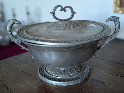 Ancienne soupière avec son couvercle - Prises à décor de vol…