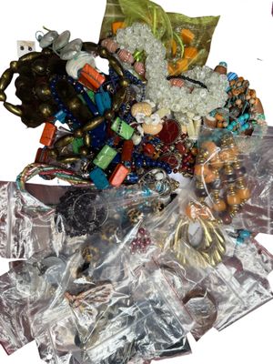 une pile de bijoux assortis sur une surface blanche