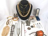 une présentation de bijoux sur une table, sur fond blanc