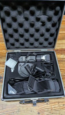 une trousse contenant tout un tas d'appareils de coiffure