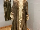 un mannequin dans un coin de la pièce, vêtu d'un manteau