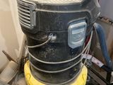 un homme qui travaille sur une machine dans une pièce