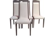 quatre chaises en cuir blanc sont alignées devant un fond blanc
