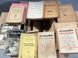 un grand nombre de livres posés sur une table