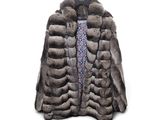 une image représentant un manteau de fourrure sur fond blanc
