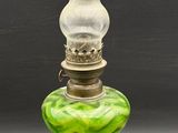 un gros plan d'une lampe en verre posée sur un pied en métal