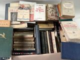plusieurs livres empilés sur une table
