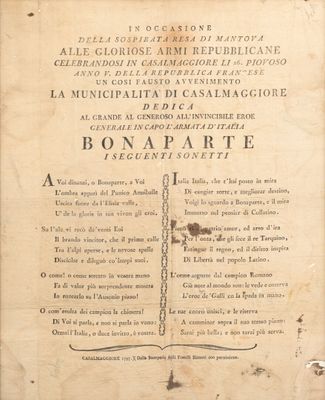 un vieux livre écrit posé sur une table