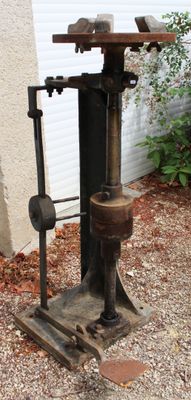 a small machine that is sitting on the ground