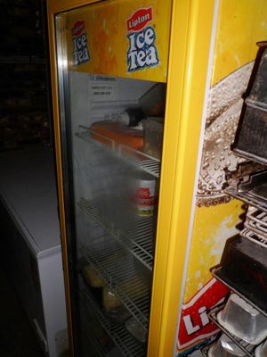 un distributeur automatique jaune contenant un hot-dog