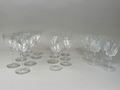 plusieurs verres à vin vides sont alignés sur une surface blanche