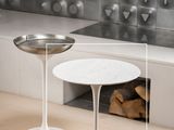 deux tables placées devant une cheminée