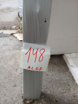 un panneau fixé sur le côté d'un poteau métallique, sur lequel est collé un autocollant
