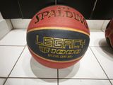 un ballon de basket posé sur un sol carrelé
