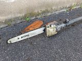 a chainsaw sitting on the ground next to a wall