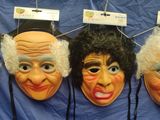 quatre masques représentant des personnes portant des perruques et des cheveux, sur fond bleu