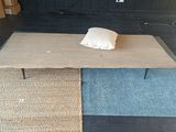 une table sur laquelle est posé un coussin, dans une pièce